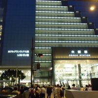 大阪駅の入口です。右が大丸、左がホテルです。