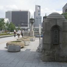 地下鉄の駅出てすぐにあります