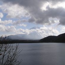 雲の切れ間に一寸だけ頂上が