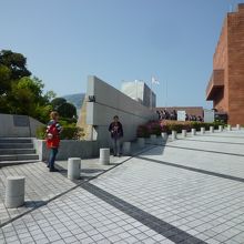 丘の上にあります