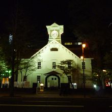 ライトアップされるとまだマシに