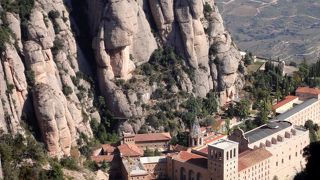 モンセラット修道院を山ごと上から眺める