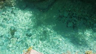 エメラルドグリーンの水が美しい！
