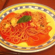 トマトとモッツァレラのトマトソースパスタ