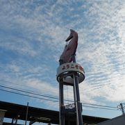 駅には、鯛のモニュメントがあります。