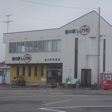 建物の外観。左手に小さく見えるのがJR駅部分です。