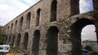 ヴァレンス水道橋 --- イスタンブールにある「ローマ帝国」時代に建設された水道橋です。
