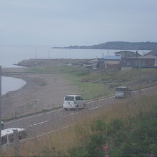 上ノ国駅方向から少しずつ近付いてくる鴎島の様子
