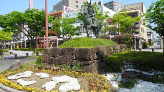 駅前ロータリーには彦根藩初代藩主井伊直政の銅像（騎馬像）があります。