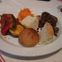 選べるランチ１０５０円　これに前菜で選んだスープが付きました