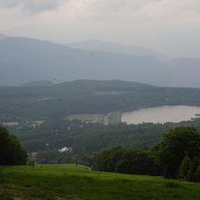 ゴンドラ山頂駅隣のトイレ兼展望台から女神湖