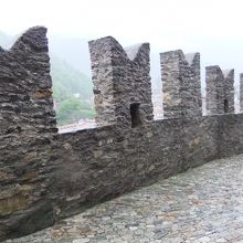 この閉鎖感のある通路が中庭に通じています。