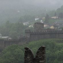 カステルグランデから見た迫力のあるモンテベッロ城