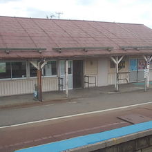 落雪防止の横木が見られる駅舎