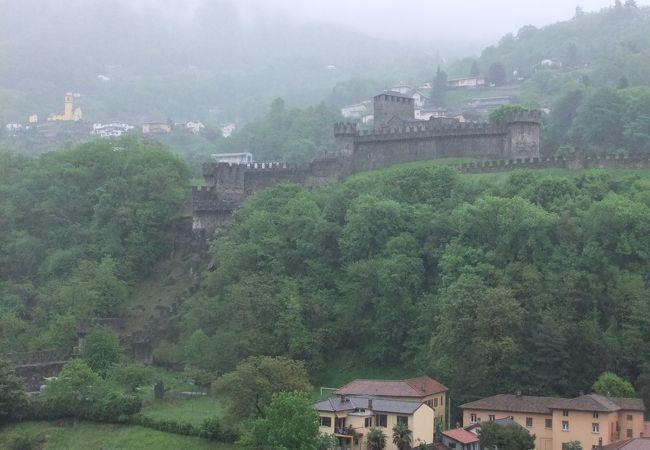 ベリンツォーナ最古の城を有するモンテベッロ城