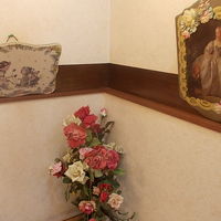 館内にはお花や絵画が沢山飾られていました