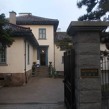 入口から見た建物の外観