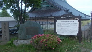 東本願寺の傍にひっそりと佇んでいます