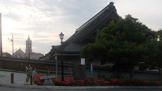 日本初のコンクリート建築として有名です