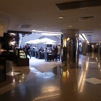 ホテルのロビー。