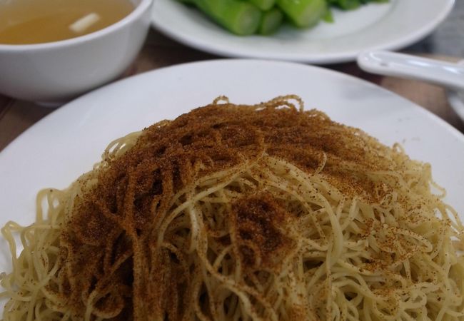 エビの卵の乗った麺にスープをかけて。