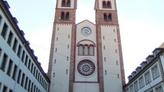 ４つの塔をもつロマネスクの教会
