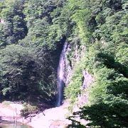 遠くから眺める細長い滝