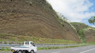 青空に映える、迫力ある地層断面。