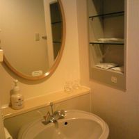 バスルームの外に洗面台があります。