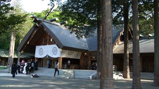 戦後、明治天皇を合祀し、社名を「北海道神宮」へと改められました