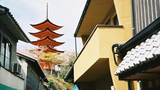 朱色の鮮やかな建造物