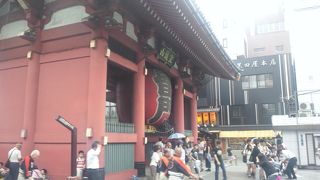 多くの人が写真を撮っています