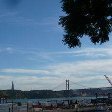 美術館の丘の上から