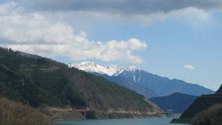 堤体にある道路から見る駒ケ岳が美しい！