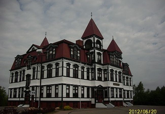 最近まで使用されていた歴史的建物の学校