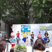 イベントも多い通りです。土曜日曜は開放的な通りです。