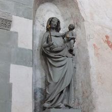 聖マリア・マルクス教会というだけにマリア像が多く見られます。