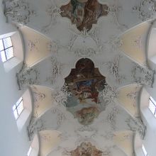 聖ペーター・パウル教会の天井は、必見です。