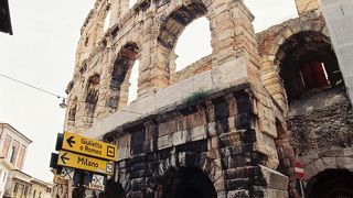 屋外劇場のシートに座り、当時を想像してみる