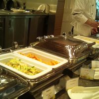 朝食バイキング。和洋食ともに充実。