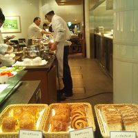 朝食：パンにオムレツ調理。飲み物を部屋に持ち帰りOK。