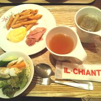 朝食：野菜サラダとドレッシングが美味しい。500円はお得。