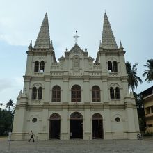 白い気品あるファサード