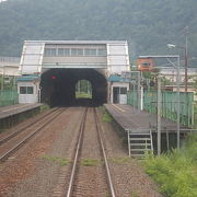 トンネルが隣接しています