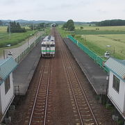 広々とした風景が魅力の駅です