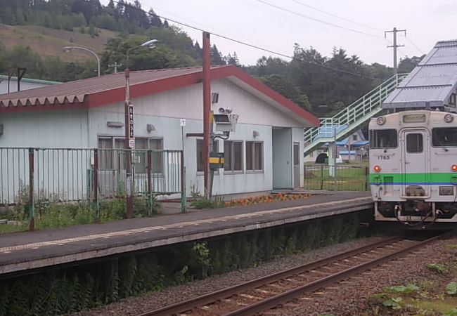 川の景観が付近で楽しめる駅です