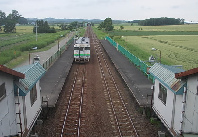 広々とした風景が魅力の駅です