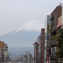 商店街の向こうに富士山が見えます。