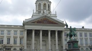 ゴドフロワドブイヨン騎馬像がある