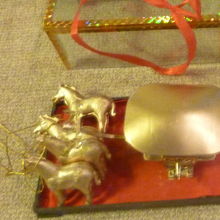 西安空港の売店で買ったプラモデルみたいな馬車。ばらばらになっ